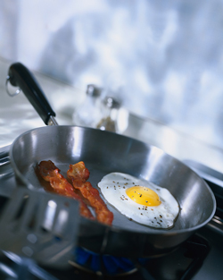 Bacon og æg på en pande