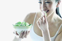 Kvinde spiser salat