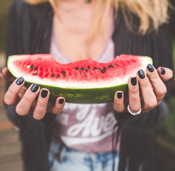 kvinde spiser vandmelon