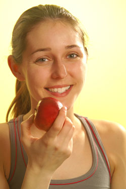 Kvinde spiser æble