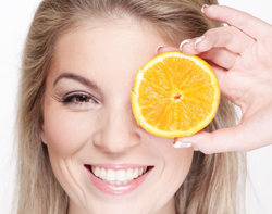 kvinde med appelsin